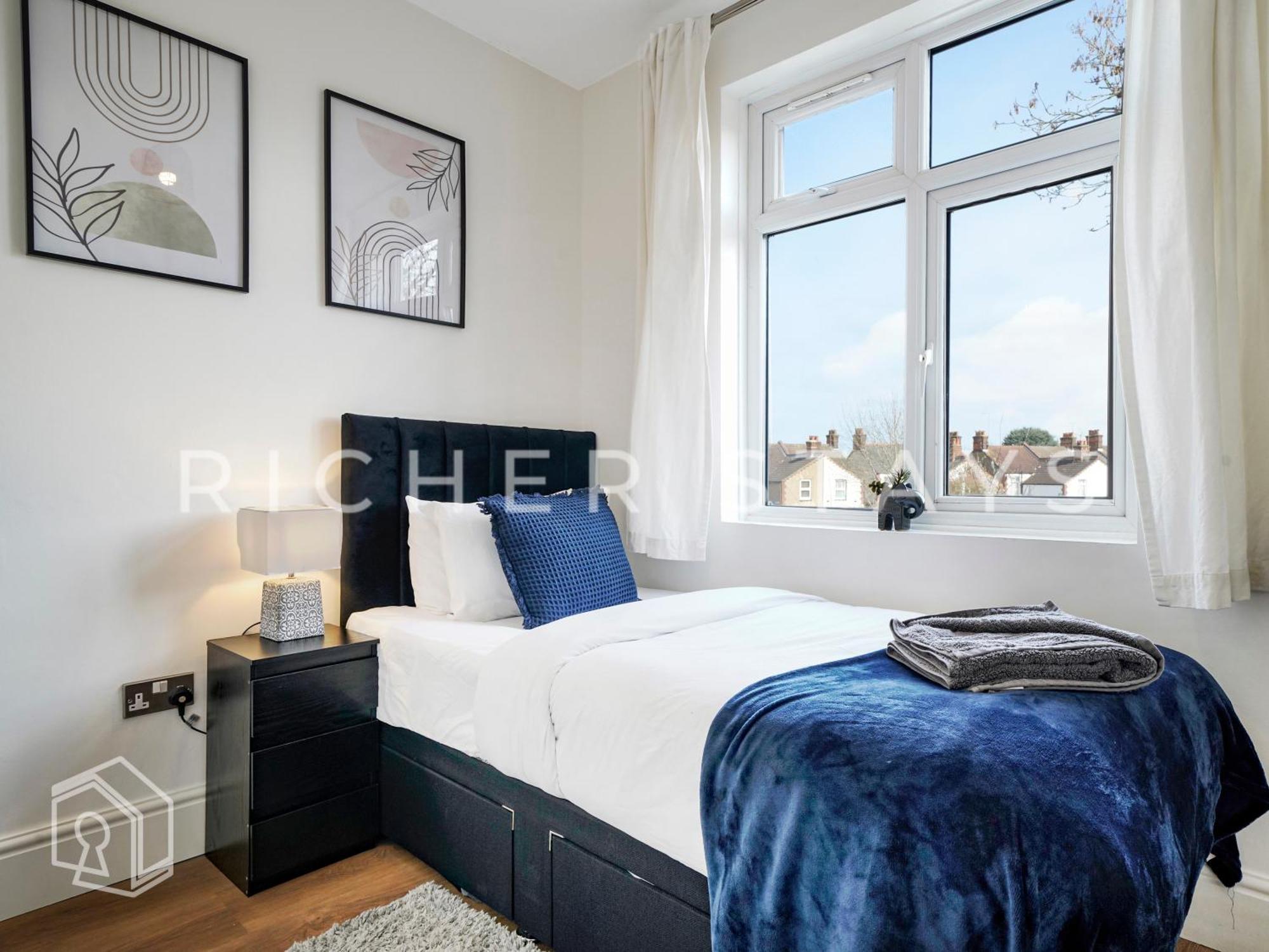 Watford Large 5Br Home - Contractors & Families Экстерьер фото
